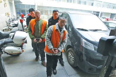 倆刑釋男子，冒充“富二代”，微信搜附近的人，專搶出入娛樂場所女性