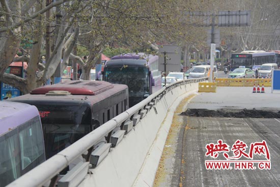 上下橋口圍擋處道路擁堵。