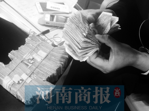 一名店員點(diǎn)了快一個(gè)小時(shí)，只點(diǎn)了一小部分零錢(qián)
