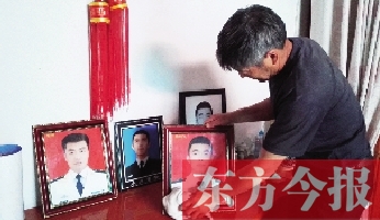 沉浸在悲痛之中的魯有海，擦拭著孩子的遺照