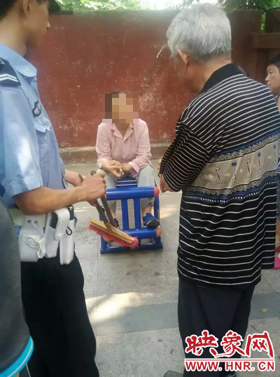老太當時坐在健身器材上做仰臥起坐，說環(huán)衛(wèi)工人影響她鍛煉身體了，便開始謾罵環(huán)衛(wèi)工人。