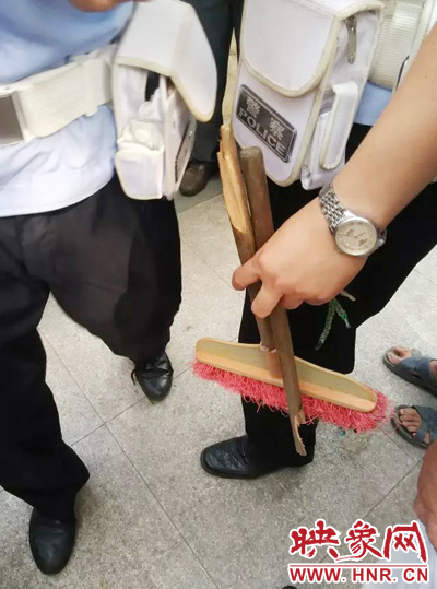 老太從環(huán)衛(wèi)工手中奪過掃帚，用腳踩斷，用力向環(huán)衛(wèi)工人的手上和腿上敲去。