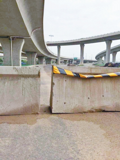  京廣快速路北延地面道路北三環(huán)入口處，一排石墩擋道，不讓入內(nèi)。