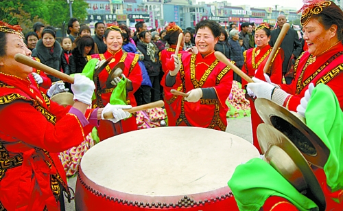 11月15日，鄧州廣大干部群眾載歌載舞慶祝黨的十八大勝利閉幕。