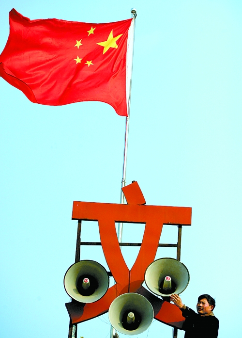 11月15日，新蔡縣磚店鎮(zhèn)黨員劉新峰在村口架起三個大喇叭，向群眾及時宣傳十八大精神。