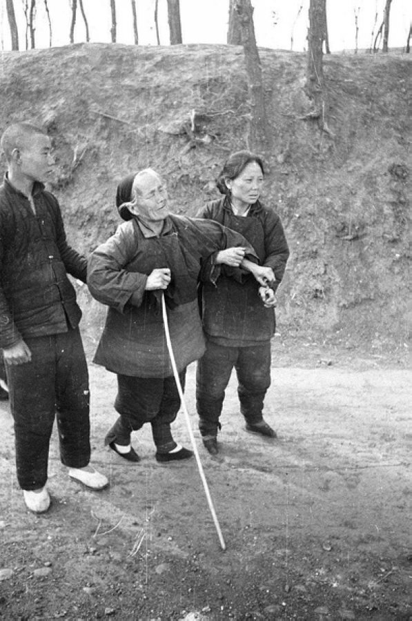 災(zāi)民，看到左側(cè)年輕人的白鞋，應(yīng)該是剛死去親人