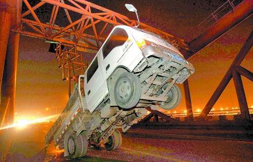 　車上升降機的工作臺被卡，車身前部高高翹起。