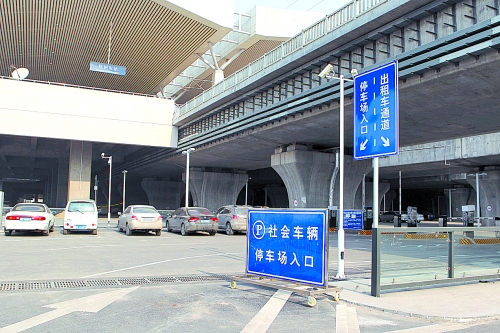 鄭州東站南北停車(chē)場(chǎng)開(kāi)始試運(yùn)營(yíng) 600車(chē)位開(kāi)放大半