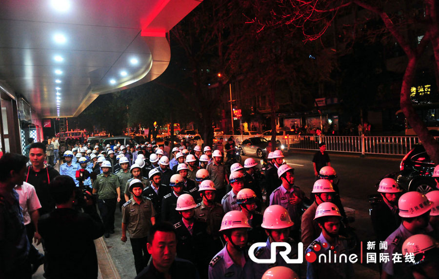 2012年12月26日晚，海南省三亞市，三亞市綜合行政執(zhí)法局河西大隊近百名城管上街執(zhí)法。