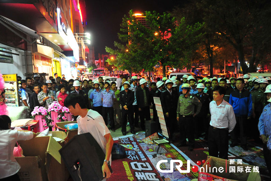 　2012年12月26日晚，海南省三亞市，三亞市綜合行政執(zhí)法局河西大隊近百名城管上街執(zhí)法。