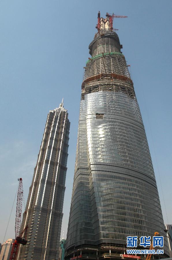 在建的國(guó)內(nèi)第一高樓“上海中心”（右）（4月11日攝）。