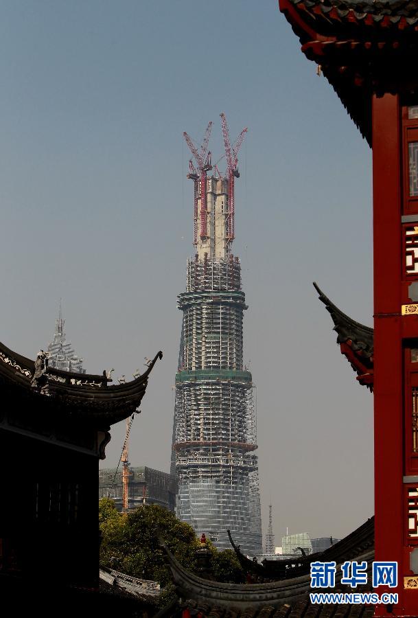 在上海豫園遠(yuǎn)眺在建的國(guó)內(nèi)第一高樓“上海中心”（4月11日攝）。