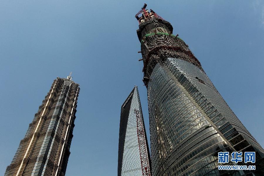 4月11日，正在建設(shè)中的“上海中心”（右）的高度已超過(guò)金茂大廈（左）和上海環(huán)球金融中心（中）。