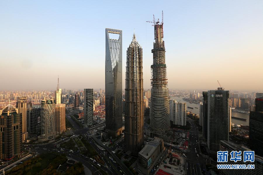 這是4月10日拍攝的上海陸家嘴，右側(cè)建設(shè)中的超高層建筑為上海中心大廈。