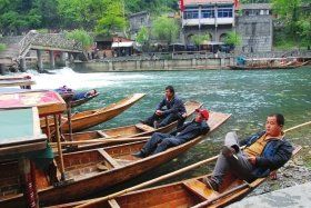 4月12日上午，湘西鳳凰縣杜田村，許多船只?？吭阢叺却慰?。據(jù)守候在此的船家們反映，到當(dāng)日上午11點(diǎn)還沒有出過一趟船，平時(shí)這個(gè)時(shí)候都已經(jīng)來(lái)回四五趟了。圖/實(shí)習(xí)記者楊旭
