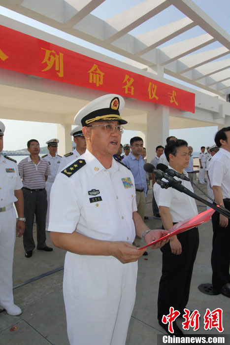 　南海艦隊司令員蔣偉烈宣讀了岳陽艦入列命名命令，并為該艦授旗、頒發(fā)命名證書。