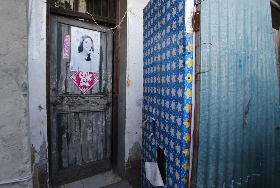 36歲的河南信陽打工者陳小龍?jiān)谶@里租了一間屋子住，2012年底開始，他偷偷在出租屋里挖地窖。