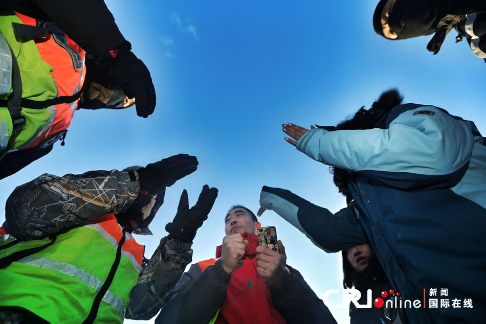 2012年12月23日，北京靈山，救援人員在積雪四十厘米多的山上搜救。