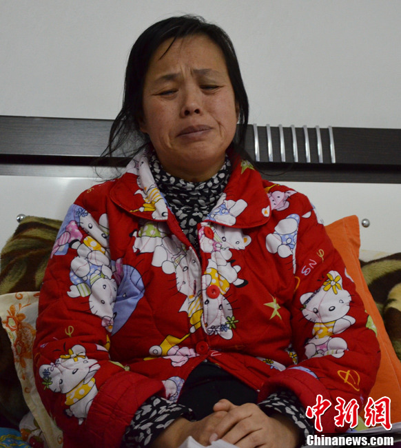 近日，記者在伊春市帶嶺區(qū)職工醫(yī)院廢棄太平間內(nèi)看到了陳慶霞，當(dāng)向記者講訴其兒子走失時(shí)，泣不成聲。