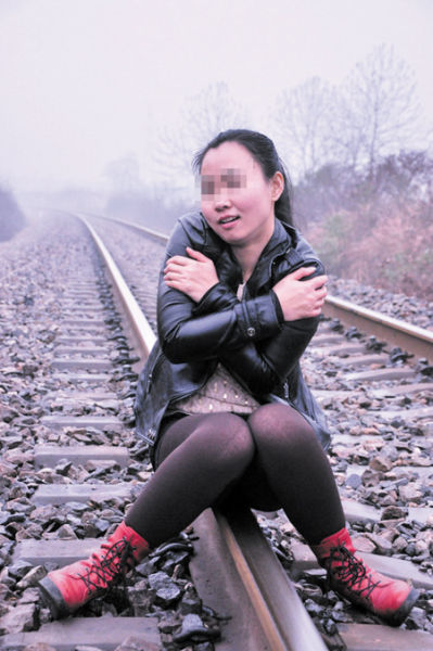 小莉正在鐵軌上拍照，民警提醒這樣十分危險(xiǎn)。 均為當(dāng)事人供圖