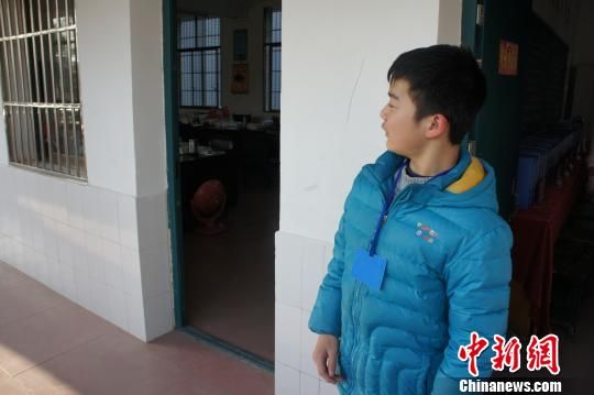 對(duì)于幾年如一日照顧他的同學(xué)余興泉，14歲的左臣心里充滿了感激。 李俊杰 攝