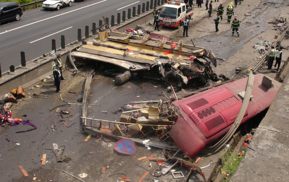 廈蓉高速貨車(chē)連撞三車(chē) 8死15傷