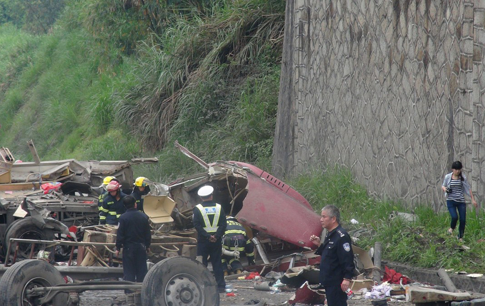 廈蓉高速貨車(chē)連撞三車(chē) 8死15傷