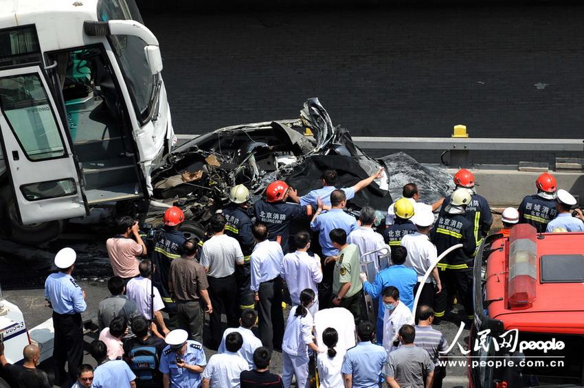 北京大客車追尾碾壓奧迪司機(jī)被困車中。