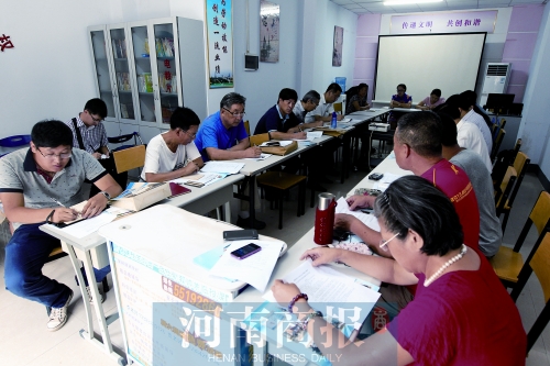 消費(fèi)者代表和旁聽人員走進(jìn)社區(qū)，聽取市民關(guān)于鄭州地鐵的意見和建議