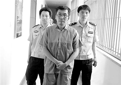 警方押解犯罪嫌疑人“立二拆四”。