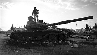 9月8日，敘利亞Zabadani，一名敘利亞反對(duì)派武裝人員站在廢棄的政府軍坦克上。