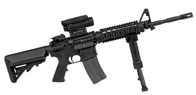 M4 卡賓槍，戰(zhàn)斗全重：3.4公斤，最大有效射程：600米，全槍長(zhǎng)：840mm，空槍重：2.88公斤
