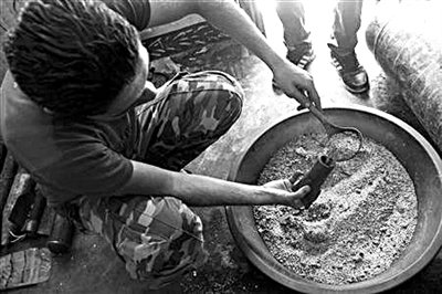 10日，敘反對(duì)派人員正在制作武器。