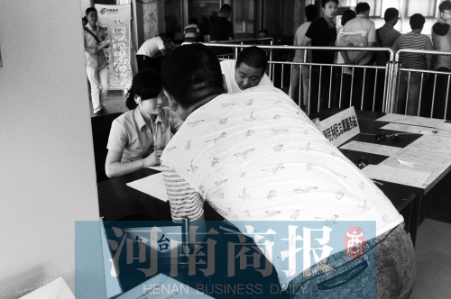 戴著耳機工作，挺“愜意”