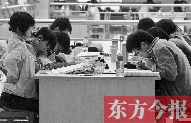 專家認(rèn)為，內(nèi)地高校對學(xué)生創(chuàng)造性、自主性的培養(yǎng)不及港校