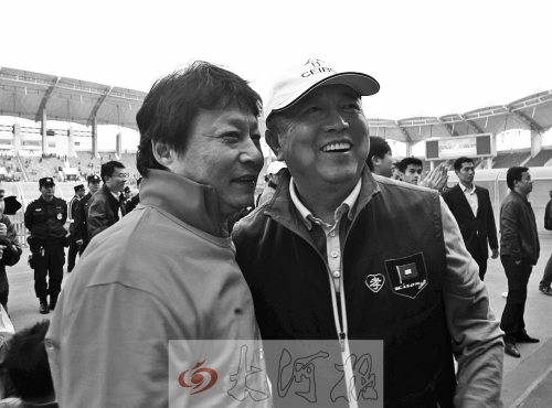 比賽結(jié)束后，老胡熱情擁抱老唐。