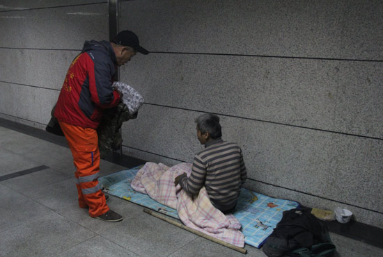 在鄭州一處地下通道，孫德坤挑了幾件衣服送給了流浪者