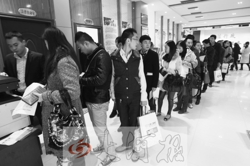 昨天,除復(fù)印材料處有新人排隊外,金水區(qū)民政局婚姻登記處大廳內(nèi)處未見新人排隊的火爆場景。