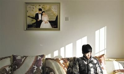11月28日，青島膠南，丁海偉的婚房掛著與妻子的結(jié)婚照。如今妻子和未出世的孩子都已離世。新京報(bào)記者 周崗峰 攝
