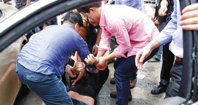 昨日，警方和市民們一起砸窗將肇事者控制。當日，福州閩侯縣，一名男子駕駛小車在青口鎮(zhèn)奔馳大道附近撞人后逃逸，事故致7人死亡，12人受傷。圖/CFP