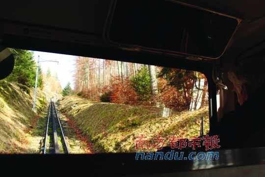 小火車一路向上，沖破云層，豁然開朗，乘客們的歡呼聲適時(shí)響起，一切漸入佳境。
