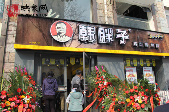 　　“韓胖子”千只茶香雞茶香鴨捐贈環(huán)衛(wèi)工人、農(nóng)民工學(xué)子和鄭州市社會福利院。