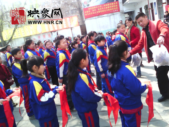 　　“韓胖子”千只茶香雞茶香鴨捐贈環(huán)衛(wèi)工人、農(nóng)民工學(xué)子和鄭州市社會福利院。