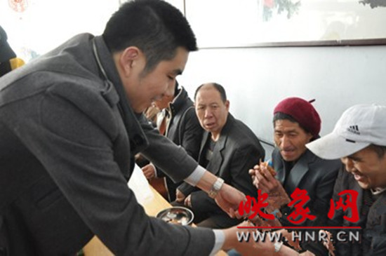 　　“韓胖子”千只茶香雞茶香鴨捐贈環(huán)衛(wèi)工人、農(nóng)民工學(xué)子和鄭州市社會福利院。