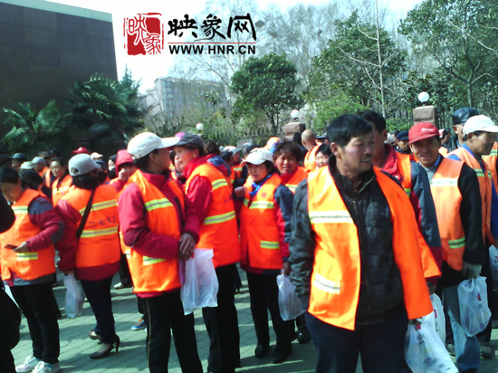 　　“韓胖子”千只茶香雞茶香鴨捐贈環(huán)衛(wèi)工人、農(nóng)民工學(xué)子和鄭州市社會福利院。