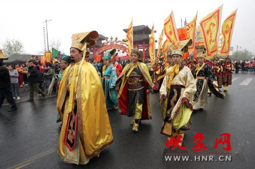 　　3月30日上午,開(kāi)封市舉行2013中國(guó)(開(kāi)封)清明文化節(jié)踏春巡游活動(dòng)?！?　　