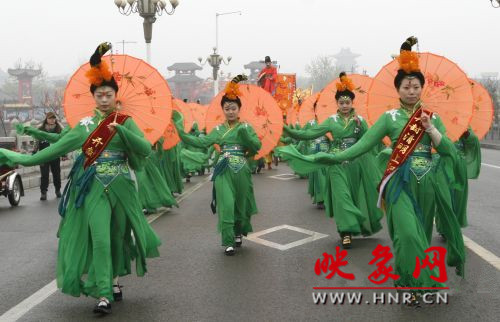 　　3月30日上午,開(kāi)封市舉行2013中國(guó)(開(kāi)封)清明文化節(jié)踏春巡游活動(dòng)?！?　　