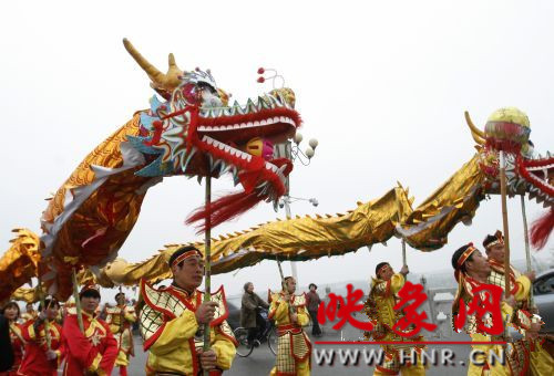 　　3月30日上午,開(kāi)封市舉行2013中國(guó)(開(kāi)封)清明文化節(jié)踏春巡游活動(dòng)?！?　　