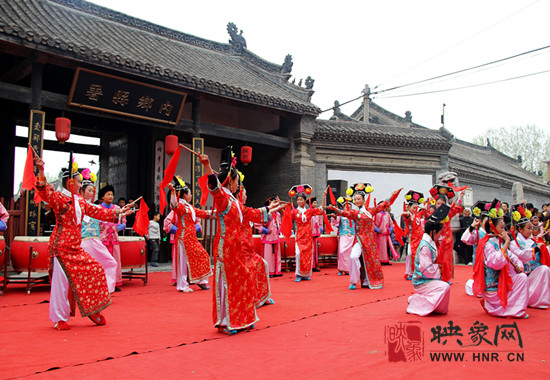 游客參觀清明小長(zhǎng)假新推出的本土特色節(jié)目《鼓樂迎賓》。