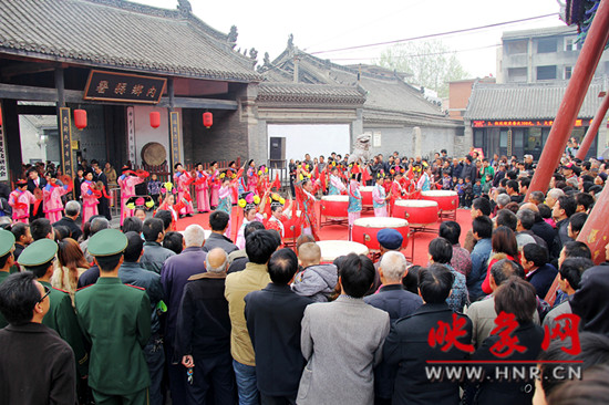 游客參觀清明小長(zhǎng)假新推出的本土特色節(jié)目《鼓樂迎賓》。